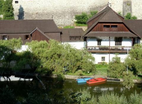 Romantické chvíle v poetickom prostredí zámku na brehu rieky Nežárky, s plavbou v loďke a ubytovaním na 2 noci v Penzióne U Tkadlen.