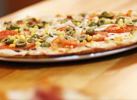 Chrumkavá pizza podľa vlastného výberu v úžasnej reštaurácii Grémium. Pizza pripravovaná priamo pred vašimi očami.  