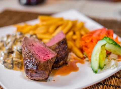 Vychutnajte si skvelý steak z hovädzej sviečkovej s hranolkami a hríbovou omáčkou v centre mesta v reštaurácii Wolker. 