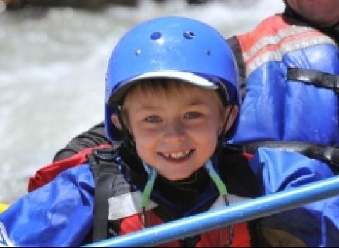 Splavte dlhú rieku Váh na rafte! Úsek od Červeného Kúta po Podtureň Vás očarí nádhernou prírodou celého Liptova.