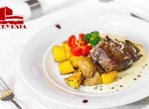 Vychutnajte si skvelé gurmánske pochúťky. Hovädzí steak s omáčkou zo zeleného korenia alebo s grilovanou zeleninou u Veľkého Batu. 