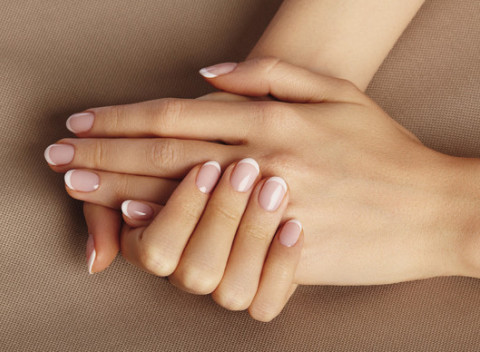 Parafínový zábal rúk alebo špeciálna IBX kúra pre krásne nechty v salóne Barberia.