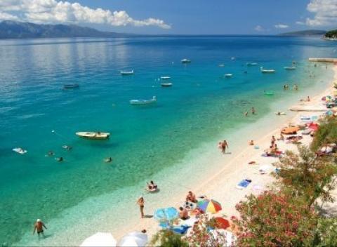 Skvelá dovolenka v Severnej Dalmácii vo Vodiciach. Letný pobyt v rodinnej vilke Vlado len 350m od kamienkovej pláže s priezračnou vodou.