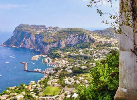 Neopakovateľný zájazd. Čaká na vás mesto Neapol, ostrov milionárov Capri, mesto vytesané do skaly Positano a zachované ruiny mesta Pompeje.