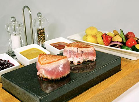 Zoberte osobu, s ktorou sa cítite fajn a strávte príjemný čas popori vychutnávaní si lahodného degustačného 4 či 5-chodového menu.