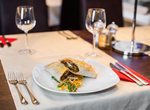 Arménska špecialita- Mleté mäsko z mladého býka so zeleninou v lavaši. Ochutnajte pokrm, ktorý zaváňa exotikou v reštaurácii Im Lette  . 