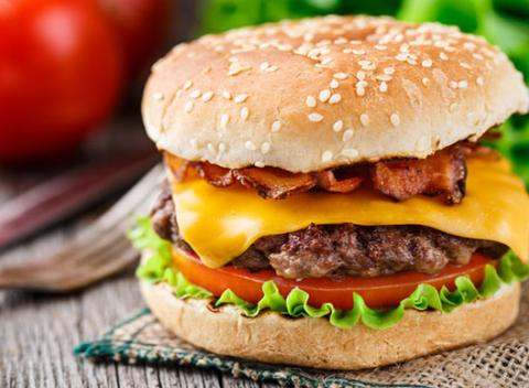 Najedzte sa a nevystrčte pritom ani nos z domu! Papkáčik vám donesie burger priamo do vašej obývačky, na výber až 3 druhy.