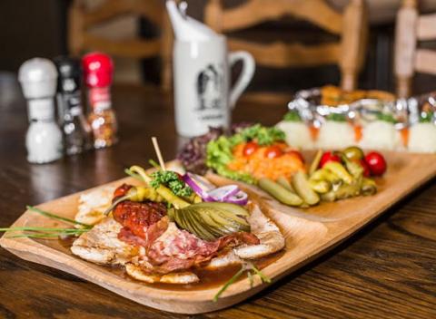 Šťavnaté kuracie prsia, bravčové karé, panenka, voňavá slaninka s klobásou z grilu spravia z vášho stretnutia s priateľmi príjemný zážitok. 