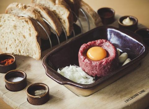 Šťavnatý steak z pravej sviečkovice alebo čerstvý tatarák s hriankami v pivárni Budík. Neodolateľná ponuka pre všetkých, ktorí milujú mäso.