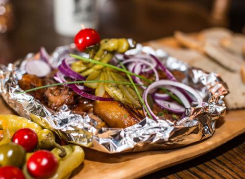Nechajte sa pozvať na skvelé pečené bravčové koleno vrátane čerstvého chlebíka a kyslej prílohy do rozprávkovej Narnie.