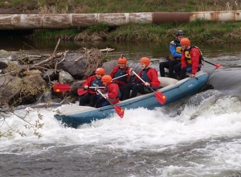 Zdolajte na rafte kanál víťazov alebo si užite pokojný splav rieky Váh spolu s kompletným zdokumentovaním jazdy fotkami a videom. 