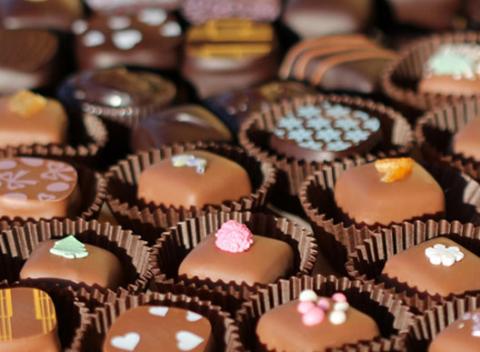 Darčekové balenie ručne vyrobených BIO čokoládových praliniek s karamelom. Potešte svojich známych touto pochúťkou. 