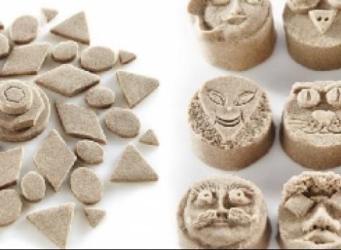 Kto sa hrá, ten nehnevá. Magický piesok pre všetky tvorivé deti so 6 formičkami podporuje rozvoj jemnej motoriky dieťaťa a je s ním zábava.