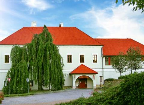 Užite si dovolenku na Moravsko-slovenskom pomedzí. Privíta vás výhľad na najvyššiu horu Bielych Karpát a komfortný penzión Zámeček Strání. 