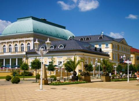 Doprajte si neobmedzený relax vo Františkových Lázních. Wellness dovolenka s lahodnou polpenziou v Kurhotel Brussel**** pre dve osoby.