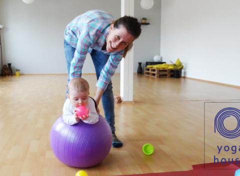1 x vstup na cvičenie mamičiek s bábätkami. Cvičenie je zamerané hravou formou na správny fyzický a psychický vývoj dieťatka.  