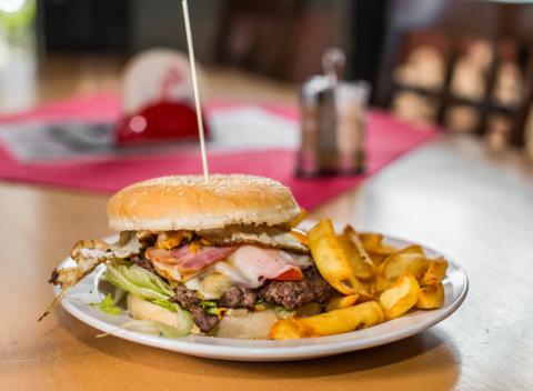 Hovädzí burger so slaninkou a vajcom alebo s jalapeño papričkami a hranolkami. Vychutnajte si poriadne jedlo v pivárni Budík. 