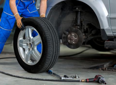 Kompletné prezutie či výmena pneumatík na letnú sezónu a vyváženie kolies, vizuálna kontrola pneumatík, brzdového obloženia a kotúčov.
