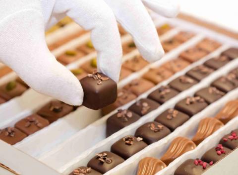 Darčekové balenie ručne vyrobených BIO čokoládových praliniek s karamelom. Nechajte sa aj vy zlákať kúzlom čokolády a oslaďte si život. 