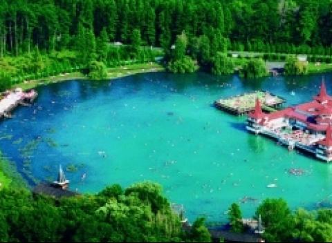 Wellness v maďarskom kúpeľnom mestečku Hevíz pre 4 osoby na 4 dni. Doprajte si oddych v krásnom prírodnom prostredí. 