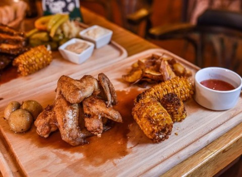 Marinované grilované BBQ rebierka alebo kombo s kilom chilli kuracích krídelok v Pivárničke.