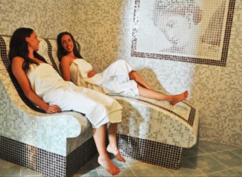 Doprajte si skvelú dovolenku v kúpeľnom meste Podhájska. Pobyt pre dvoch s raňajkami v štýlovom penzióne Karen***. 