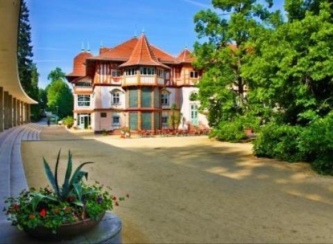 Spoznajte obľúbené moravské kúpele Luhačovice a ubytujte sa vo Vile Amálka v nadštandardných apartmánoch s večerou, vínom a wellness.