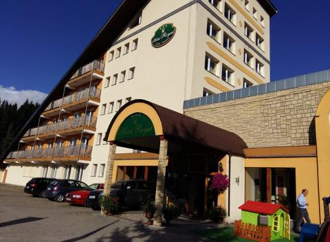 Jedinečná dovolenka v srdci stredného Slovenska v Horskom hoteli Royal*** v očarujúcej prírode s bazénom a saunou. 