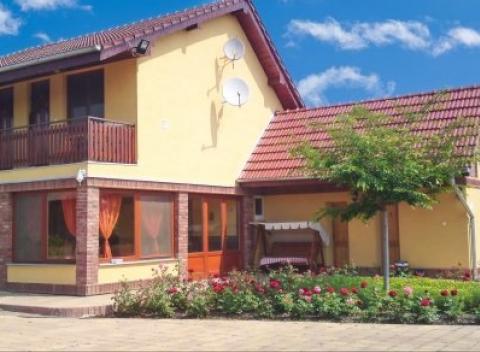 Relaxačný pobyt v kúpeľnom meste Veľký Meder, s ubytovaním vo Ville Lux len 600 m od termálneho kúpaliska, s raňajkami, saunou a tenisom.