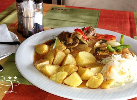 Najedzte sa do sýtosti v Rusovciach, len kúsok za Bratislavou. Lahodná misa plná 3 druhov mäsa, na ktorú môžete pozvať vašich najmilších.