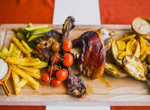 Jedinečnú gastronómiu vám ponúka hotel Košice****. Pozvite svojich priateľov a zamaškrťte si na mise pečeného bravčového kolena či rebierok.