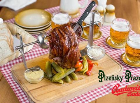 Zahryznite sa do nefalšovaného kusu kvalitného mäsa. Bravčové pečené koleno s oblohou v Budweiser Budvar pub alebo v Plzeňskom prazdroji.