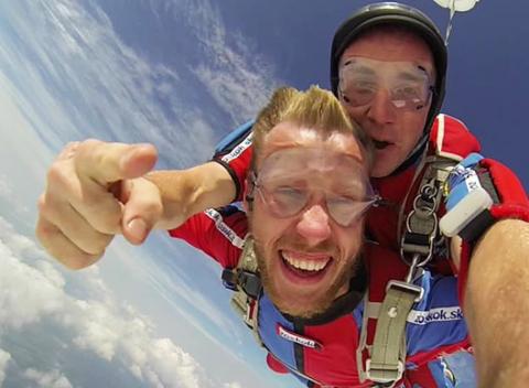 Svet z vtáčej perspektívy. Tandemový zoskok nad prekrásnymi Bojnicami. Nepotrebujete žiadnu zdravotnú prehliadku ani výcvik.