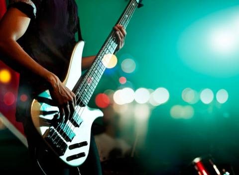 Individuálne hodiny gitary so Slavomírom Repaským. S prvým čistým akordom, ktorý sa vám podarí zahrať, dostáva váš život úplne iné grády.