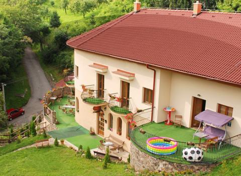 Relaxačný pobyt pre 2 osoby so zľavou na masáže, v Penzióne na Slnečnej stráni situovanom v prekrásnom prostredí Štiavnických vrchov.