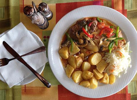 Doprajte si skvelú gurmánsku pochúťku. Lahodná misa plná 3 druhov mäsa so šalátom a prílohou v Rusovskej reštaurácii. 