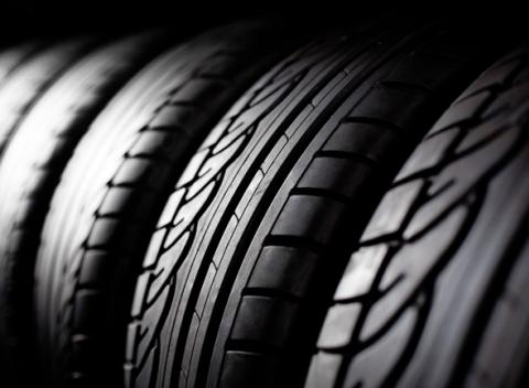 Kompletné prezutie alebo výmena pneumatík. S príchodom teplejších dní sa oplatí prezuť aj vaše zimné pneumatiky.  