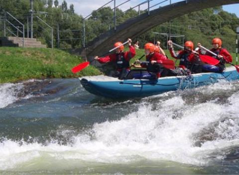 Zažite fantastické dobrodružstvo, ktoré vám budú závidieť všetci známi! Vyskúšajte si rafting v areáli, kde trénovali aj olympijskí víťazi. 