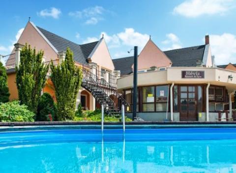 Zamierte do presláveného maďarského hotelu Hévíz Resort and Spa. Čaká vás neobmedzený wellness, zľava na masáž a kúra liečebnou pí-vodou. 
