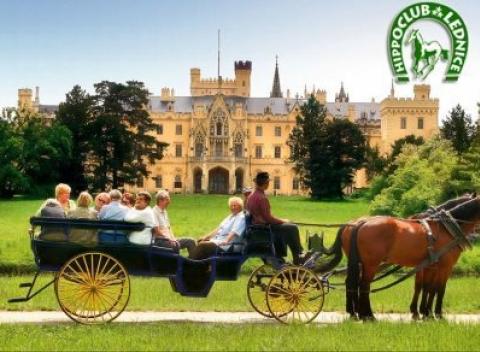 Romantický, letný pobyt v Lednici s ubytovaním hneď vedľa nádherného zámku! 6 alebo 8 romantických dní s polpenziou a jazdou v koči.