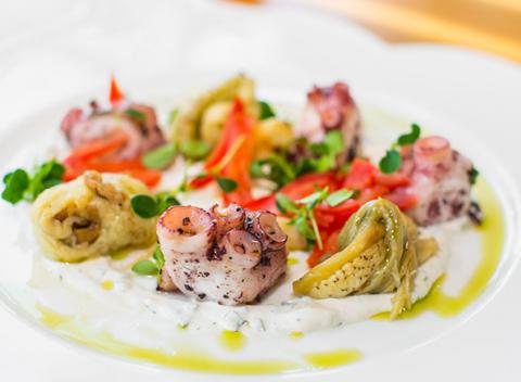 Plody mora či chutný steak. Fantastické trojchodové obedové menu priamo na Dunaji. Elegantný a vzdušný priestor, neuveriteľný výhľad. 