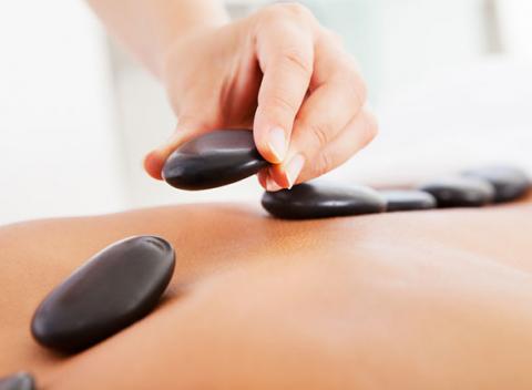 Profesionálna športová masáž s lávovými kameňmi. Užite si potrebný oddych na uvoľnenie bolestivých i stuhnutých svalov.