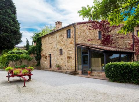 Mierne kopce, prekrásne pobrežie a mestá ako z pohľadnice určite očaria aj vás. Dovolenka v Toskánsku v apartmáne tradičnej toskánskej vily.