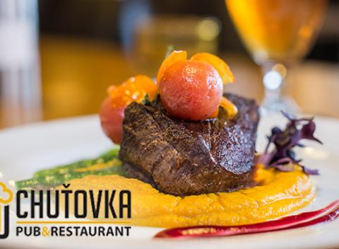 Skvelý grilovaný štvrťkilový steak z pravej hovädzej sviečkovej a výborné pivo Karpat. Oslávte príchod jari v reštaurácií Chuťovka.  