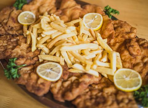 Viete si predstaviť na tanieri 12 bravčových a kuracích rezňov a k tomu hranolky? Túto poriadnu nádielku si môžete dopriať v salaši Poláček.