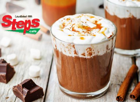 Oddýchnite si pri šálke ľadovej kávy so zmrzlinou alebo pri pravej horúcej čokoláde s rôznymi prísadami a šľahačkou v Steps Café. 