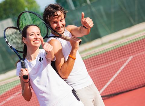 Využite voľný čas a spravte niečo pre svoje zdravie. Skúste 1, 3 alebo 5 hodín tenisu s trénerom v tenisovej škole Juraja Holdoša.