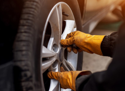 Kompletné prezutie pneumatík alebo uskladnenie - vyhnite sa dlhému čakaniu v servisoch.