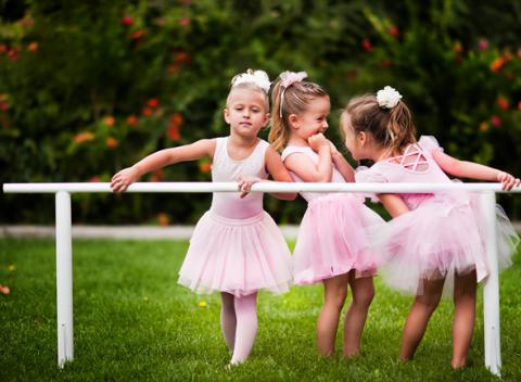 Denný tábor "Tancujeme s angličtinou". A to všetko v spoločnosti nových kamarátov. Stačí si len vybrať termín a zábava začína! 