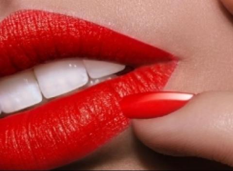 Profesionálne vybielenie zubov už za 5 minút! Bieliace bezperoxidové pásiky Bright White. Užívajte si krásny hollywoodsky úsmev.  